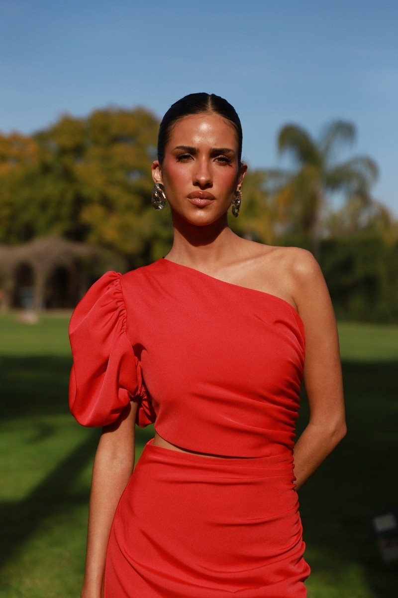 Vestido Leila rojo asimétrico cut-out